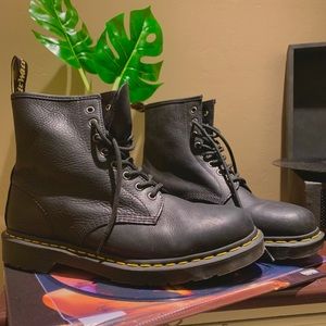 NEW! Men’s Original 1460 Dr. Martens lace-up boots